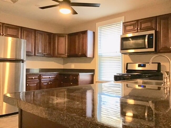 Photo - Upgraded 2 Bed/2 Bath plus Den HOME 1100 sq ft. Unit...A Must See!!! Unit First Floor