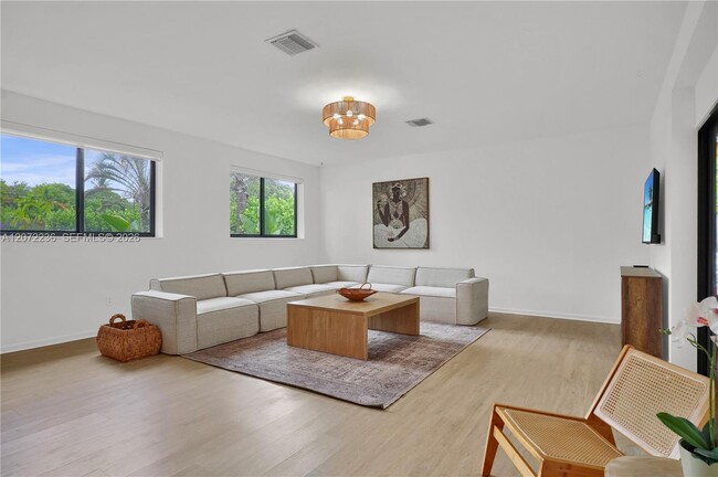 Photo - 125 NE 150th St
