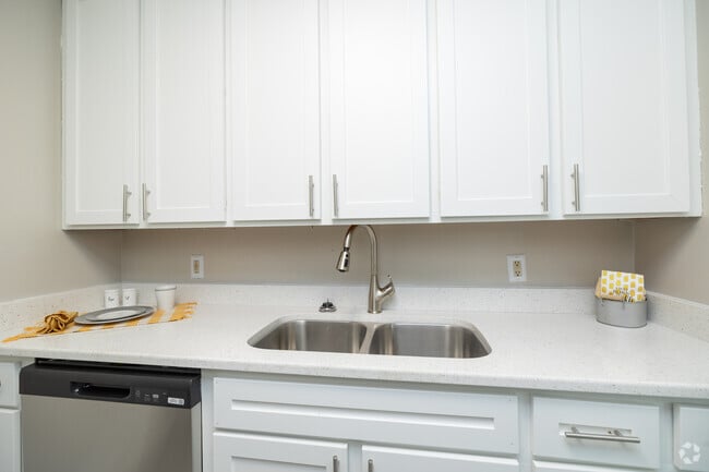 2BR, 1BA - 865SF - Kitchen