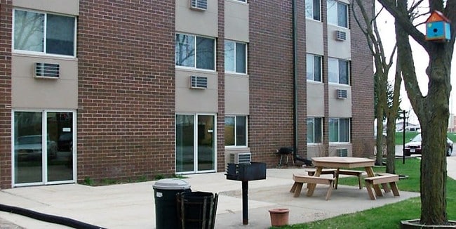 Community Patio - Camelot Apartments