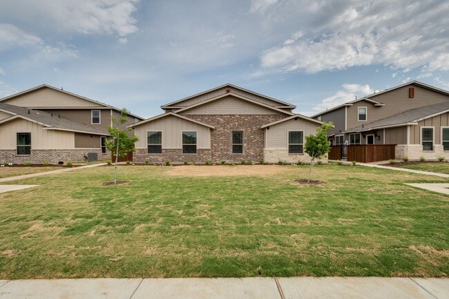 Building Photo - COMING SOON! GORGEOUS 2 BEDROOM FOUR PLEX ... Rental