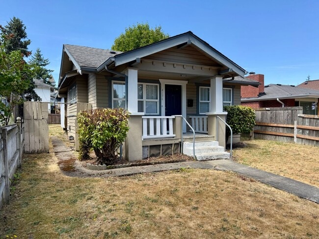 Building Photo - Charming Renovated Cottage with Spacious Y... Rental