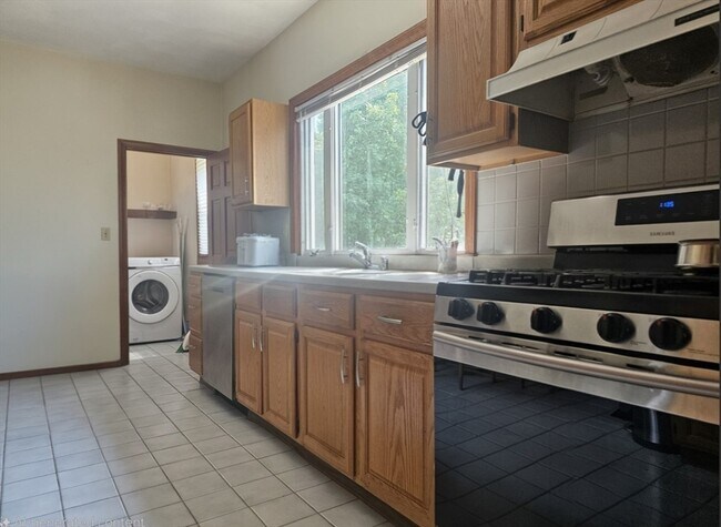 Building Photo - 51 Elm St Unit 2 Rental