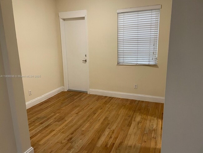 Photo - 815 W 40th St Unit 4