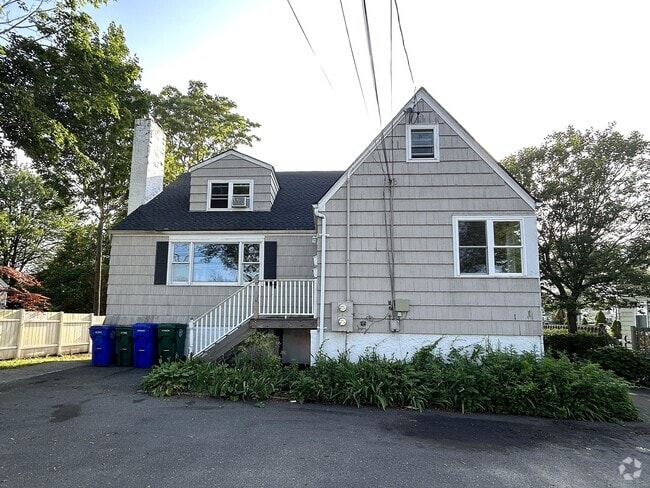 Building Photo - 1345 Main St Rental