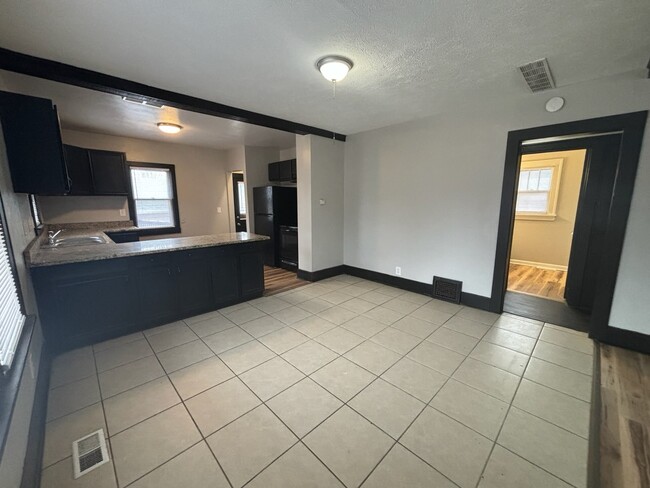 Photo - 2829 Kenmore Ave