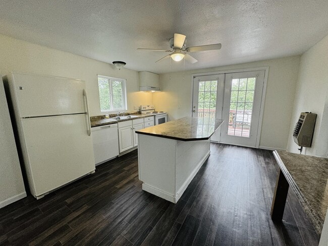 Photo - 203 Esther St