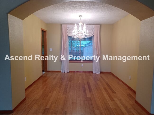 Photo - Troutdale 4 Bed Fenced Back 3 Car Garage Y...