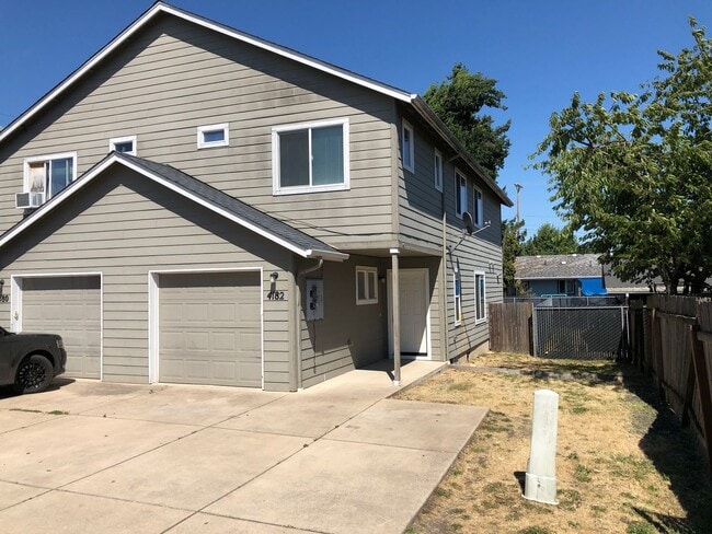 Newer 4 bed 2.5 bath duplex - Newer 4 bed 2.5 bath duplex House