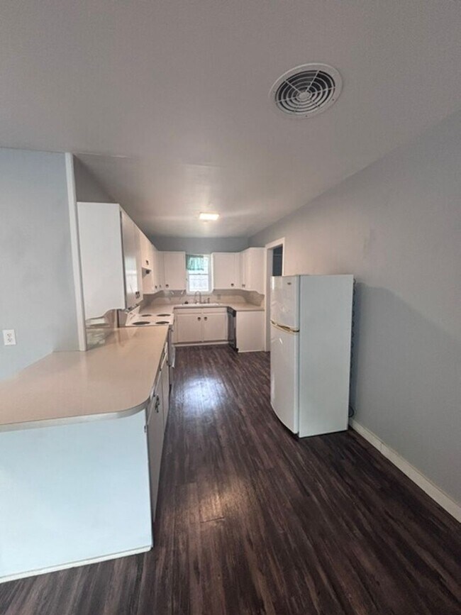 906 Carey Dr