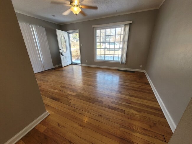 Building Photo - Great two bedroom duplex on Urbandale Avenue!