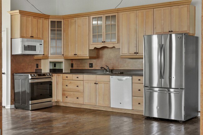 Photo - 664 E Meeting St