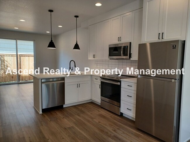 Photo - Newer 2 Level Townhome with Patio in Alberta Available August 10 Garbage Included Small Pets OK