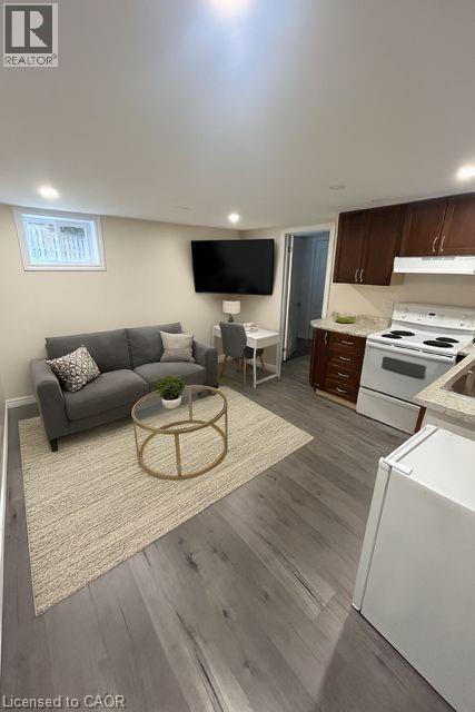 Photo - 332 Jackson St W