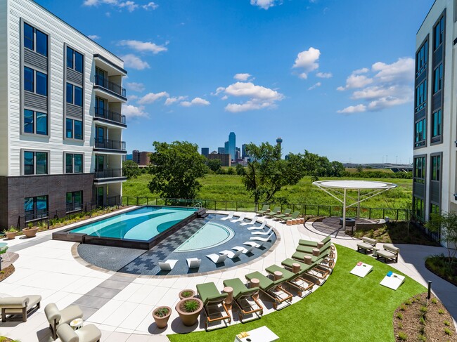 ¡Sumérgete en la diversión en la piscina estilo centro turístico de Modera Trinity y disfruta de un juego de Cornhole! Donde el ocio se encuentra con el juego, junto a la piscina. - Modera Trinity Apartamentos