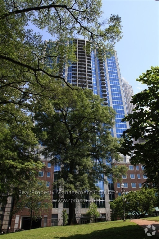 Building Photo - Fabulous Uptown View from 33rd Story Suite Rental