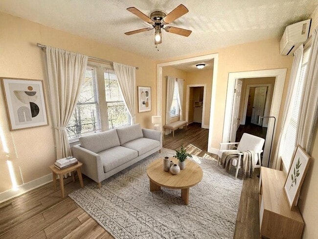 Building Photo - *MOVE IN SPECIAL* Charming Duplex with Fenced Yard – Minutes from St. Philip's College!
