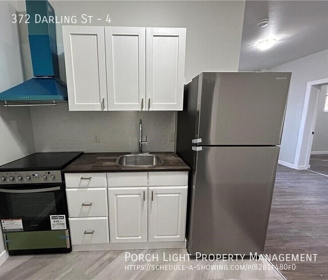 Building Photo - Bright and Updated 2 Bedroom Apartment with Parking Unit 4