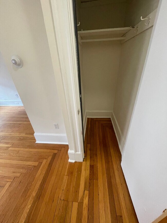 Photo - Avl NOW - No Fee! Sunny, oversized Studio ...