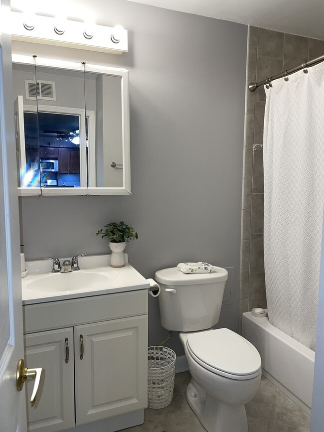 Photo - 16W625 Mockingbird Ln Condo Unit 104