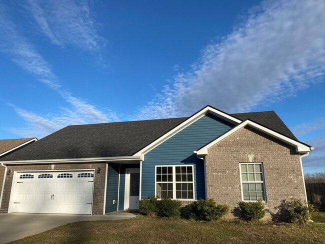 Building Photo - Beautiful 3 bed 2 bath home with Bonus room! Close to shopping and Ft. Campbell.