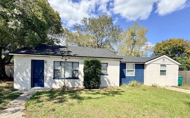 Building Photo - Super Cute 3/2 Close to Downtown!