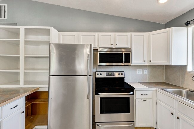 Photo - Spacious 5 Bed, 3 Bath with Sunroom