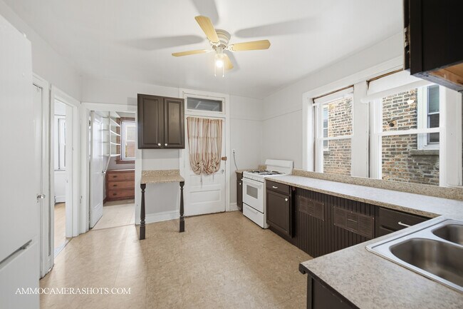 Photo - 2045 W Farragut Ave Unit 3