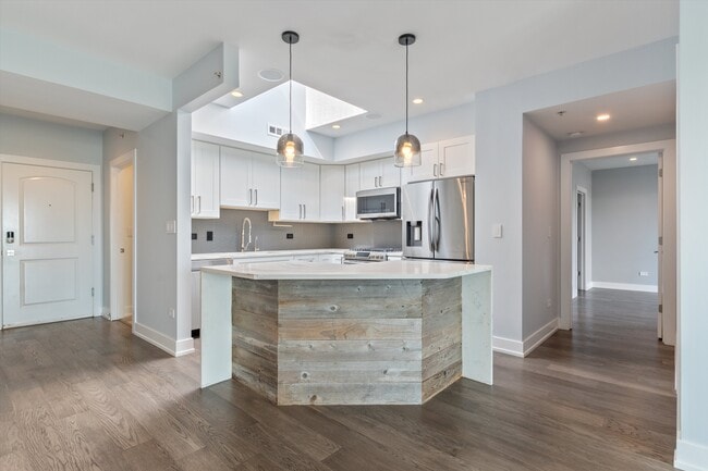 Building Photo - 635 Perrie Dr Unit 604