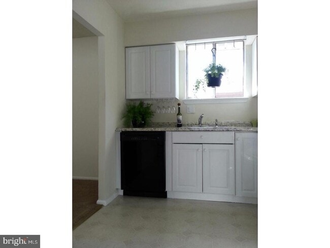Photo - 210 Ellis St