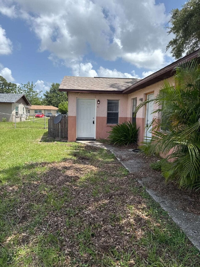 Building Photo - 2 bedroom 1 bath available immediately Rental