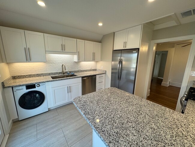 Building Photo - 1411 Williamson St Unit 2