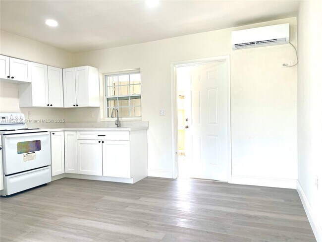 Photo - 1004 SW 24th Ave Unit 1-West