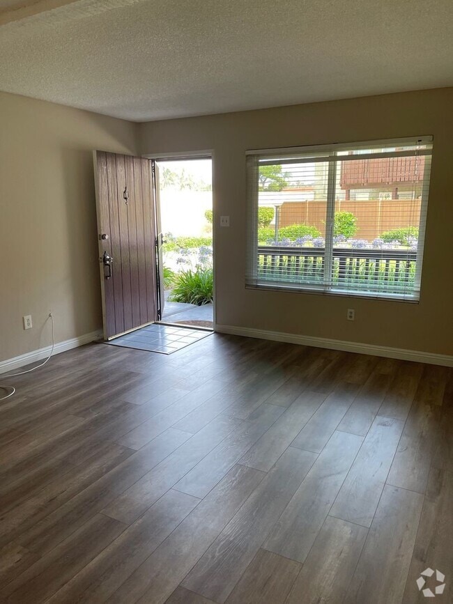 Building Photo - 1 Bed 1 bath Ground floor Condo by South C...