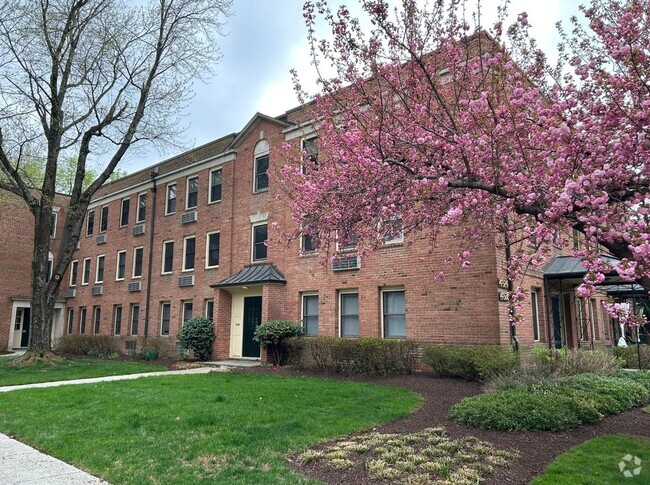 Building Photo - 4824 Chevy Chase Dr Unit #201 Rental
