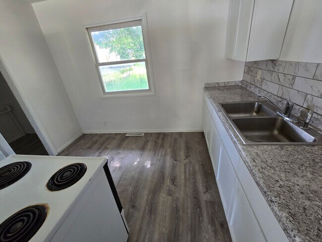 Photo - Charming 3 bed 1 bath house with large yard!