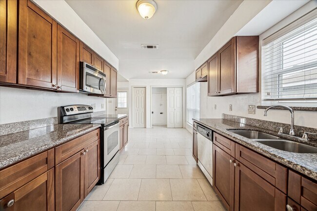 Photo - 1907 Sedgie Dr