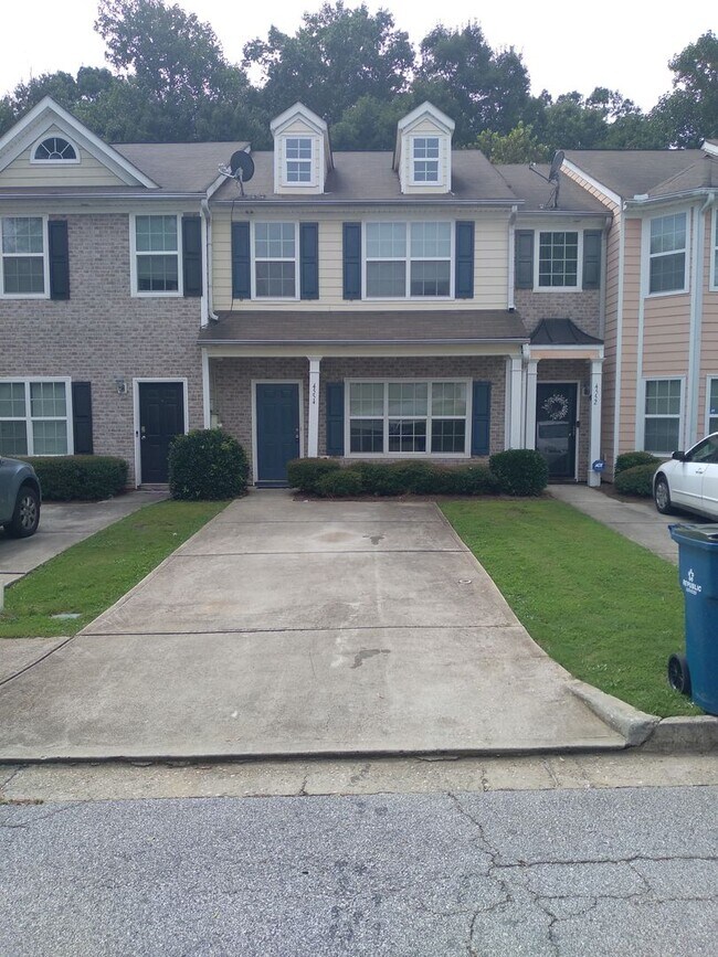 Photo - 3 bed 2 bath property in Atlanta!! -- Security Deposit is NEGOTIABLE!