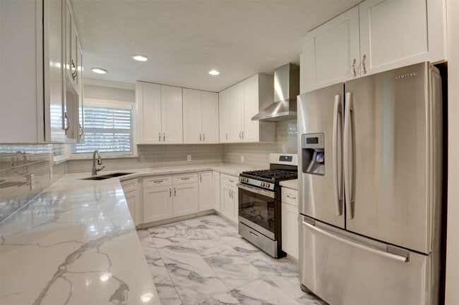 Building Photo - 5604 Whitehaven St