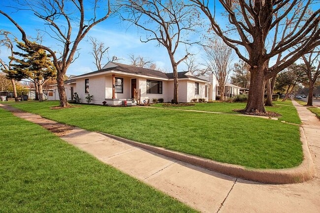 Photo - 2505 San Paula Ave