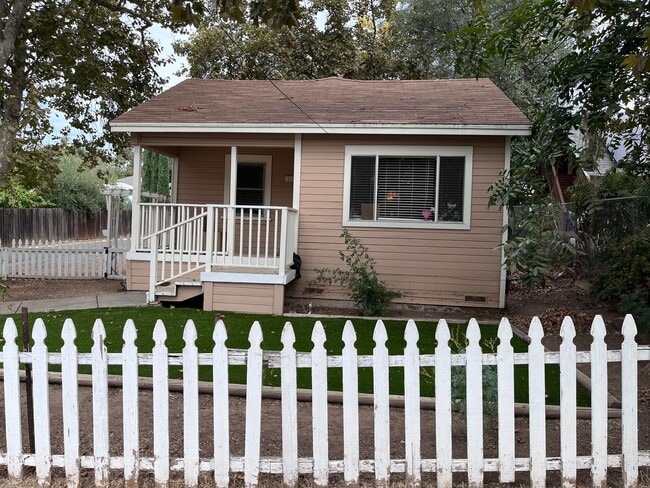 Building Photo - PENRYN PROPERTY 2 BEDROOM & 1 BATH Rental