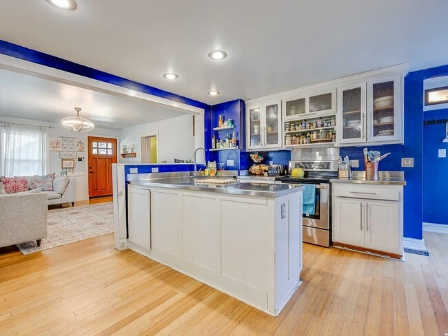 Photo - 1512 College St