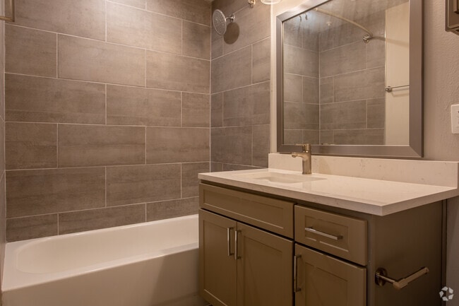1 Br, 608 SF, Bathroom - Rosemary