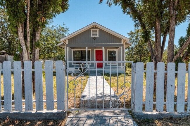 Building Photo - 905 E 3rd St