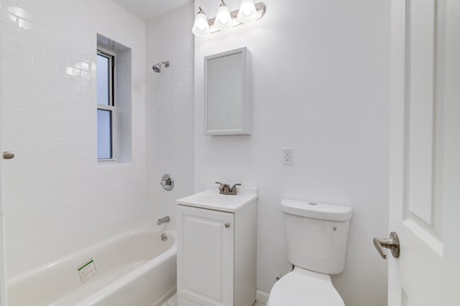 Bathroom - 4.5 Rm, 2 Bd, 1 Ba