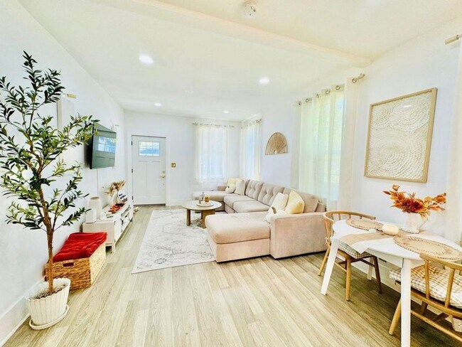 Photo - 4 Bedroom 2 Bath Bungalow, in Forsyth Park- Available Jan 3rd!!!