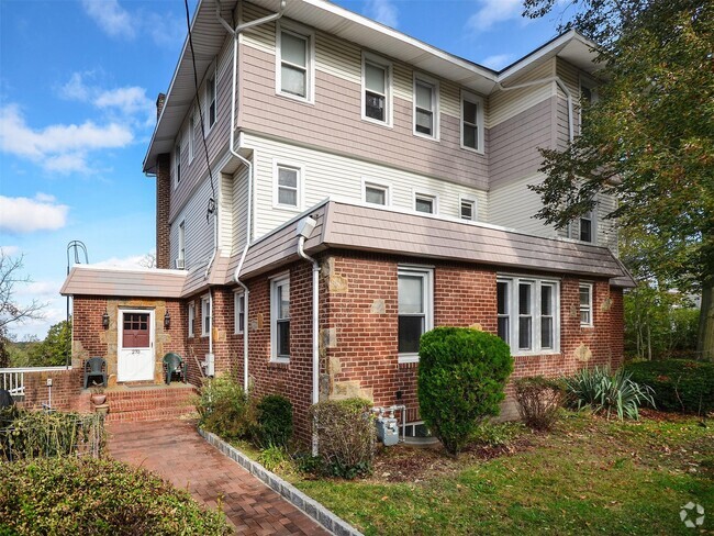 Building Photo - 270 8th Ave Unit apt. #3