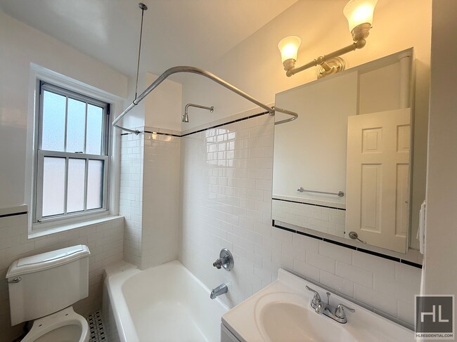 Photo - West 10th Street Unidad 4E