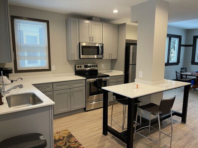 Building Photo - Affordable six bedroom house close to U of...