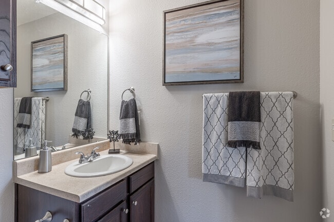 2BR, 2BA - 949SF - Primary Bathroom